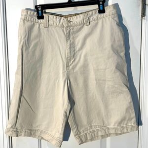 Men’s Old Navy classic light khaki shorts